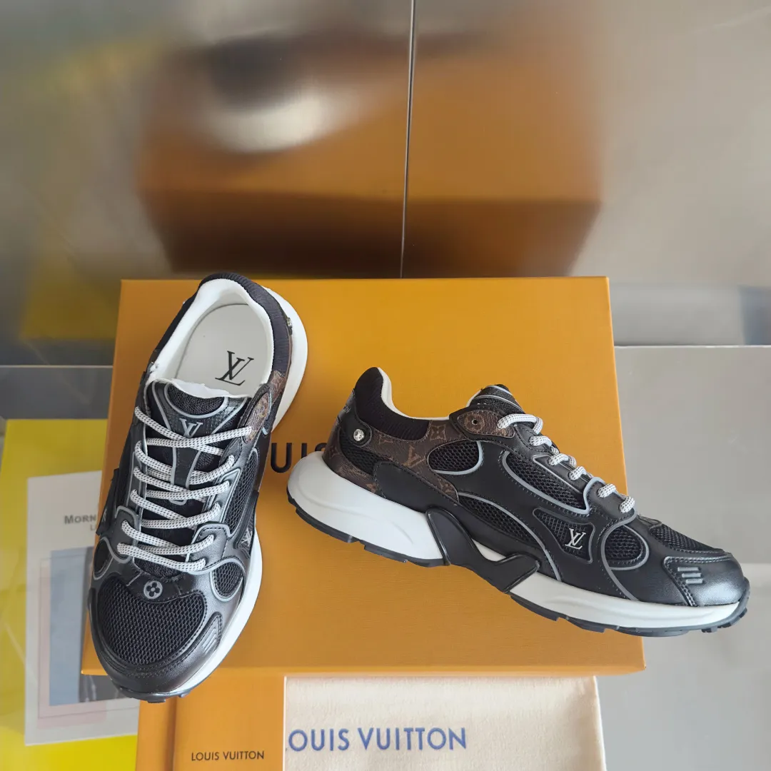 Top version: Couple model 640💰 LV Louis Vuitton L House Donkey Brand Latest Olympia Series Couple Model Silver Horn King Casual Sports Shoes Running Shoes This LV Olympia sports shoe combines mesh fabric and metallic synthetic leather and other technical fabrics to reinterpret the classic running shoe design with a neat and simple design. Lightweight EVA outsole provides a stretchy fit. Rich details such as Monogram embossing and LV letters establish recognition. Exquisite packaging at the delivery counter🛍📦 ▪️Fabric: original imported technical fabric + mesh ▪️Inner lining: original customized breathable mesh ▪️Sole: original molded rubber foam material ▪️Sole thickness: 3.5CM ▪️Size: women's 35-40 / men's 39-44